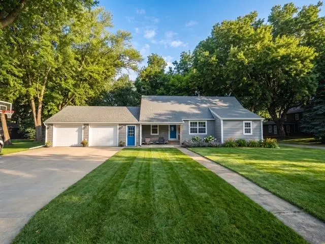 403 S Cedar Ave, Graettinger, IA 51342 - #1