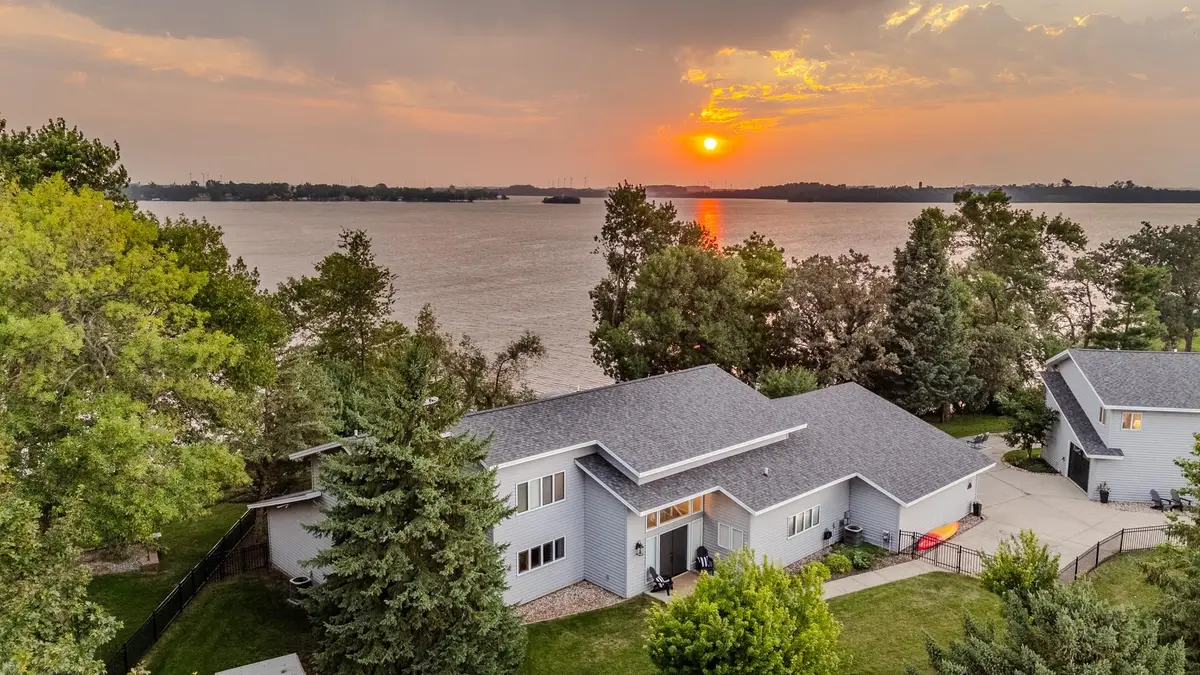 1304 Lakeside Ave, Lake Park, IA 51347 - #1