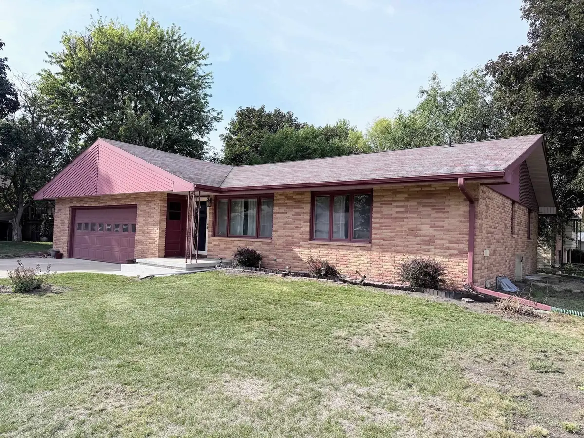 909 E 8th, Storm Lake, IA 50588 - #1