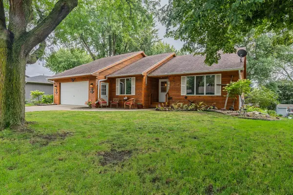 861 28th St, Spirit Lake, IA 51360