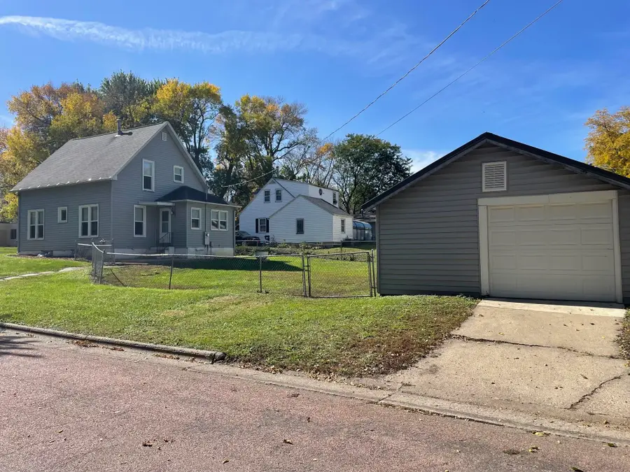 602 20th St, Spirit Lake, IA 51360 - #2