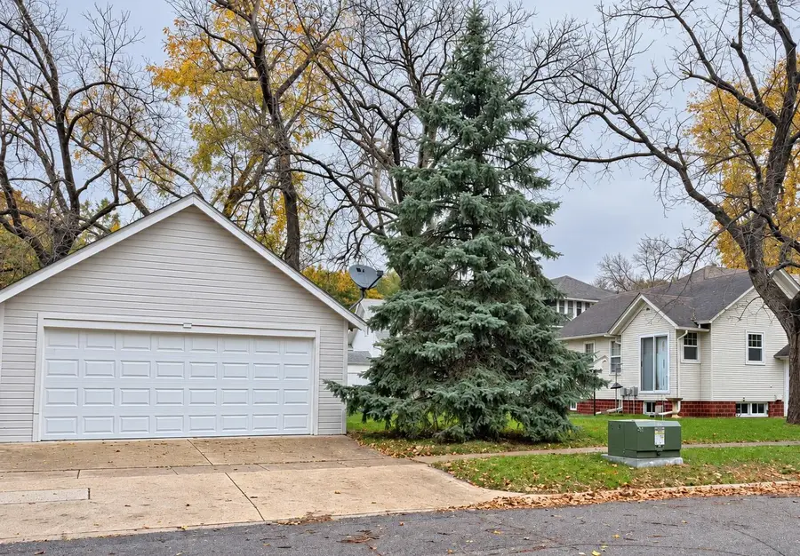 1005 N 6th Street, Estherville, IA 51334 - #2