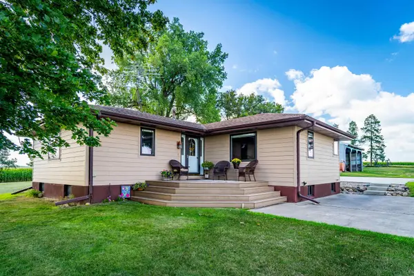 17431 300th St Street, Aplington, IA 50604