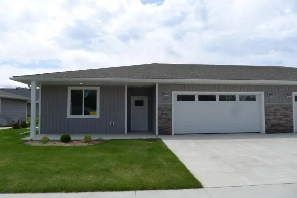 808 Parkside Lane, Charles City, IA 50616