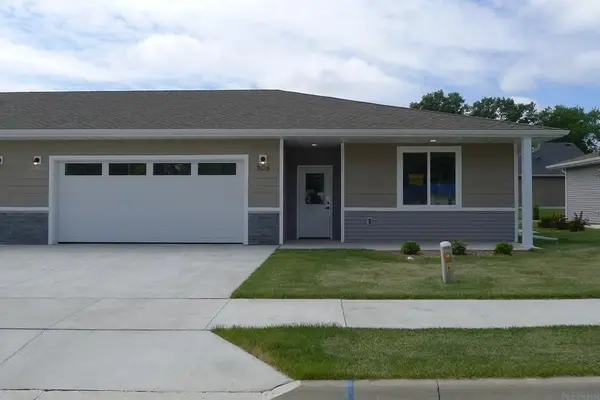 806 Parkside Lane, Charles City, IA 50616