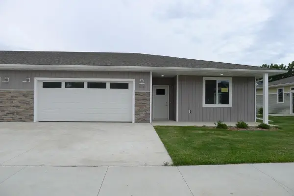 810 Parkside Lane, Charles City, IA 50616