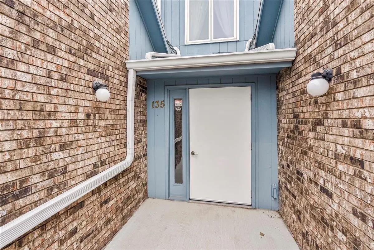 135 E San Marnan Drive #6, Waterloo, IA 50702 - Image #1