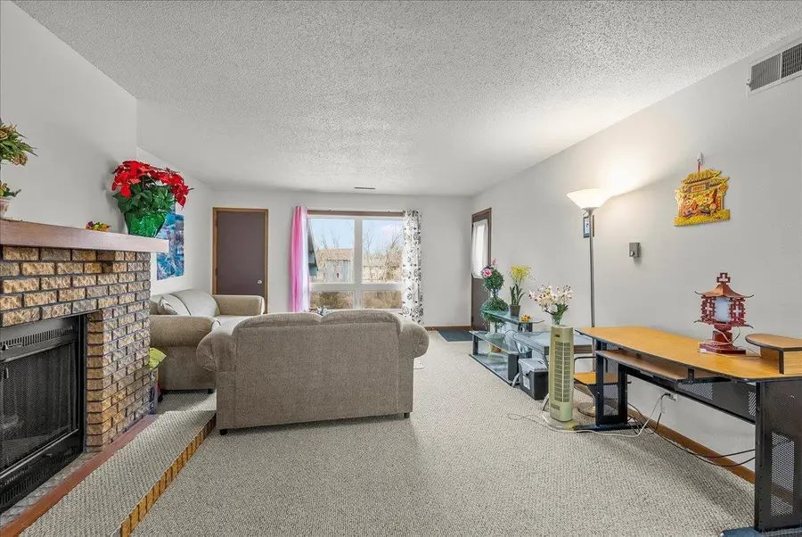 135 E San Marnan Drive #6, Waterloo, IA 50702 - Image #3