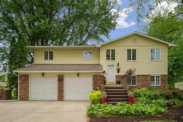 5 Hillside Dr E, Oelwein, IA 50662