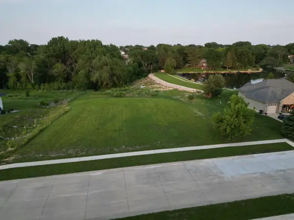 1025 Lakeshore Drive, Cedar Falls, IA 50613