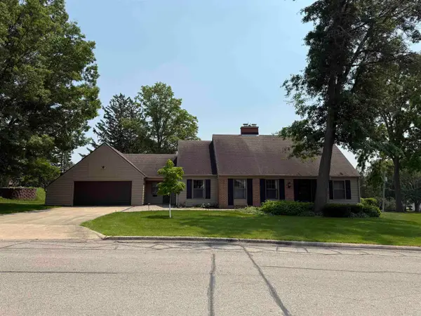 806 Ellis Drive, Charles City, IA 50616