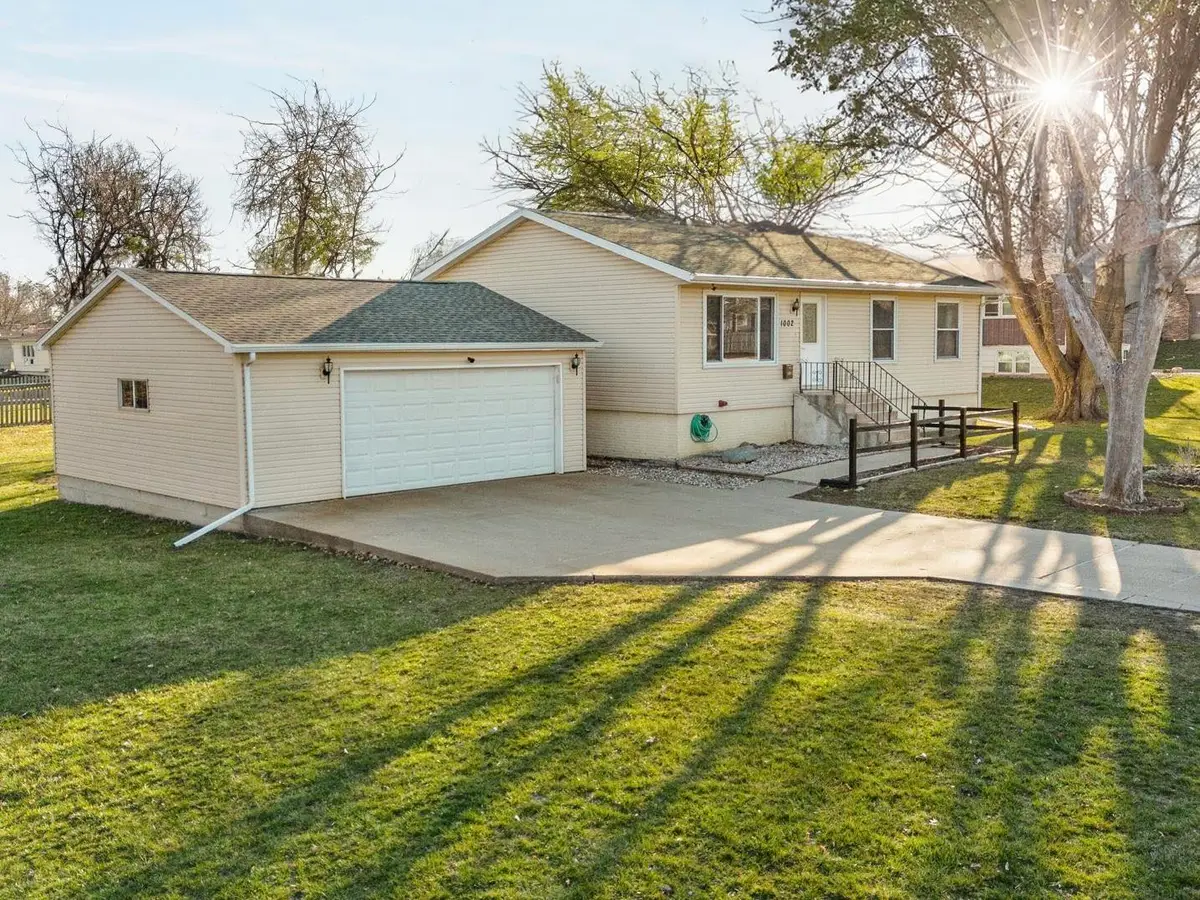 1002 E Ridgeway Avenue, Waterloo, IA 50702 - Image #1