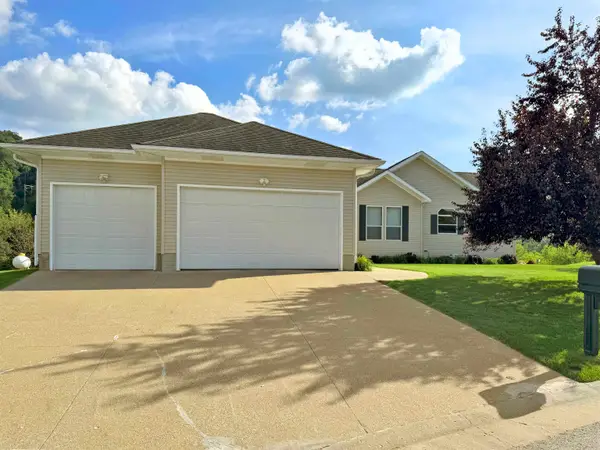 370 Knoll St, Lansing, IA 52151