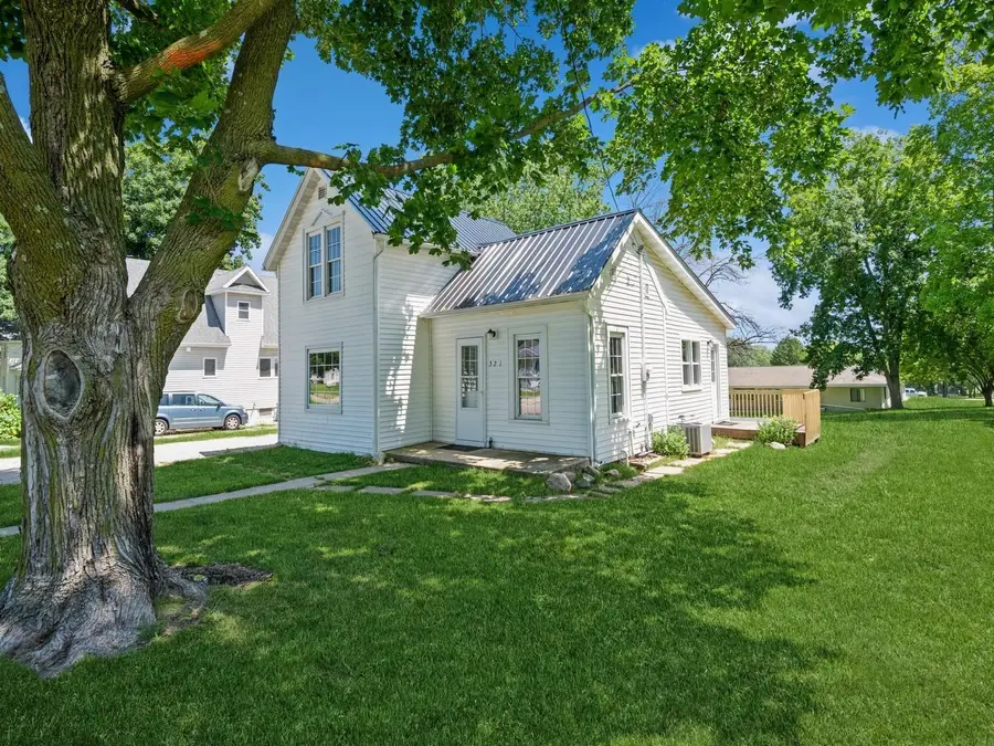 321 S 3rd Street, Coggon, IA 52218 - Image #2