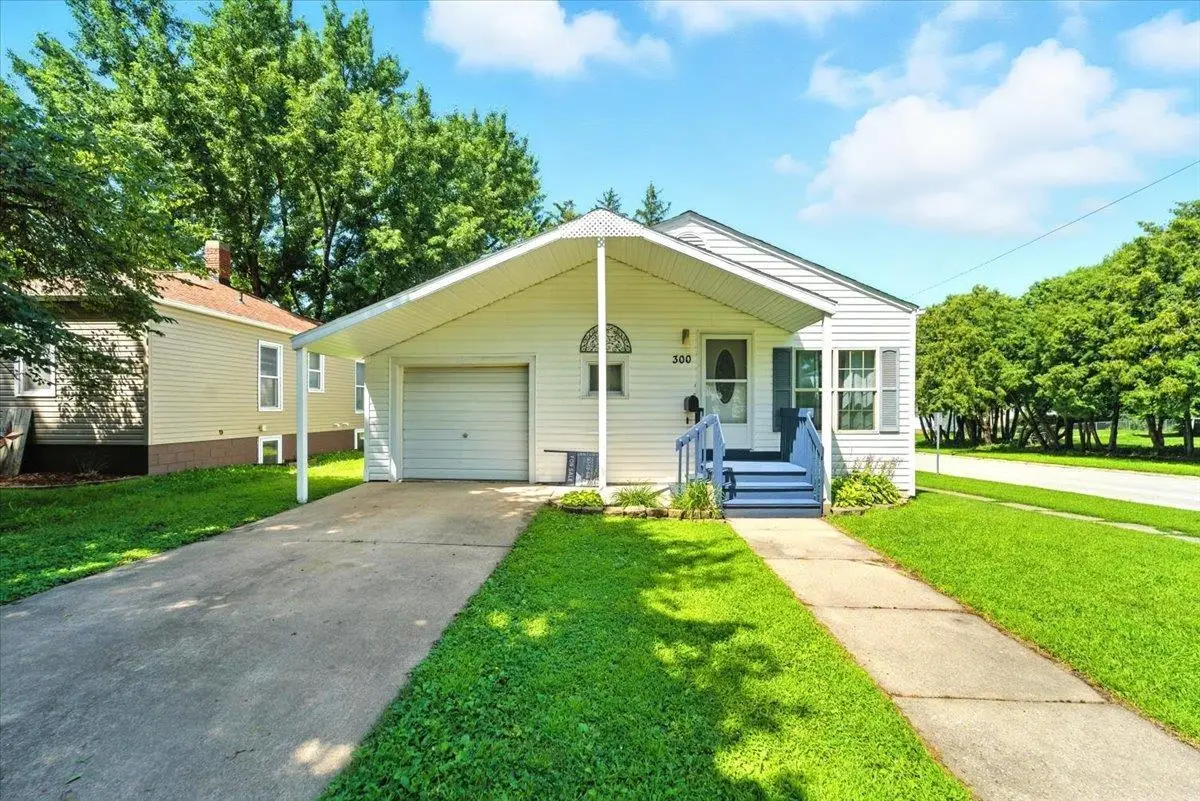 300 SE 6th Avenue, Oelwein, IA 50662 - #1