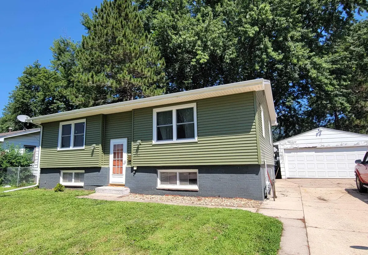 2547 West 9th Street, Waterloo, IA 50702 - Image #1