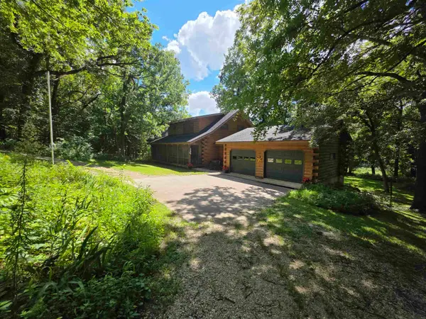 1817 Firefly Road, Manchester, IA 52057