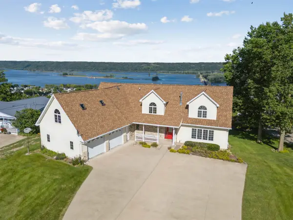 1023 Acre St, Guttenberg, IA 52052