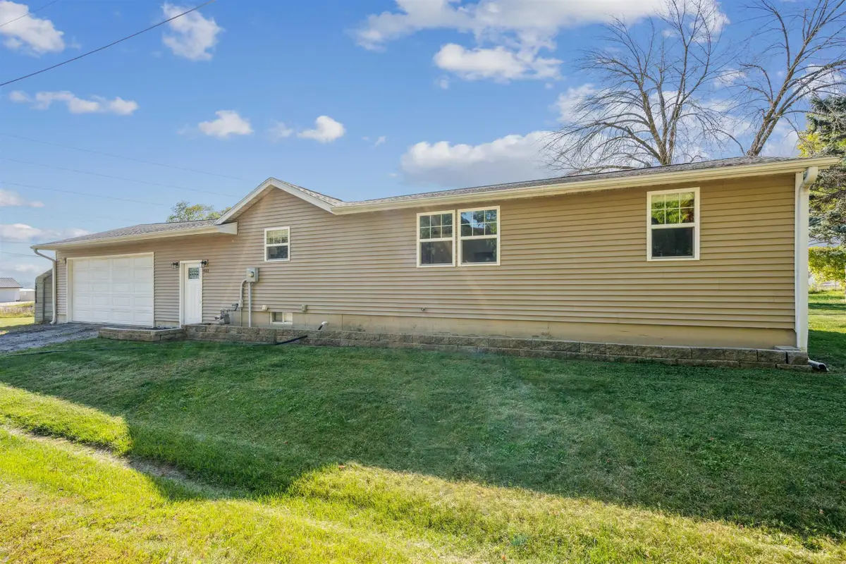 401 Brush Avenue, Urbana, IA 52345 - Image #1