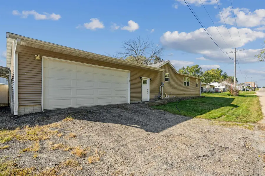 401 Brush Avenue, Urbana, IA 52345 - Image #2