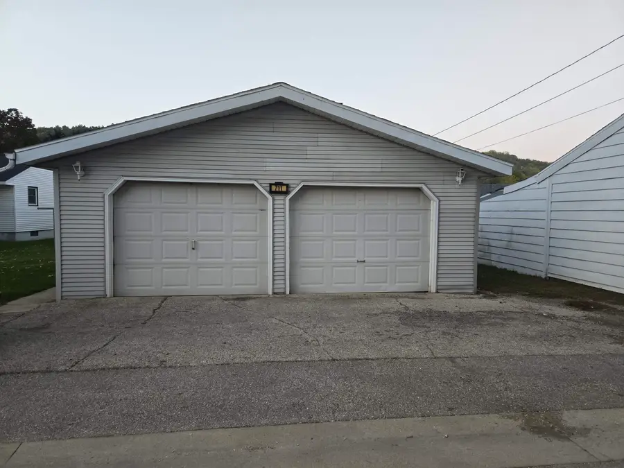 711 Winneshiek Avenue, Decorah, IA 52101 - Image #3