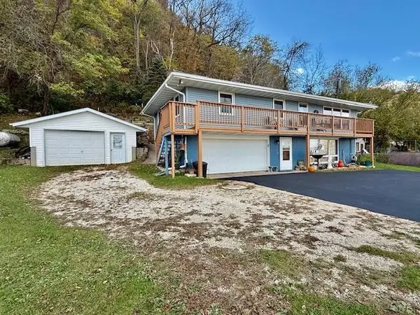 1886 Great River Road, Lansing, IA 52151