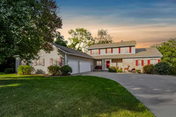 4240 Briar Ridge Ct, Ely, IA 52227