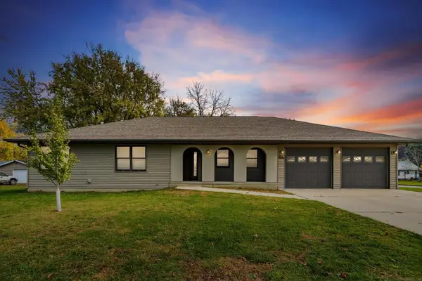 15 10th Ave Nw, Oelwein, IA 50662