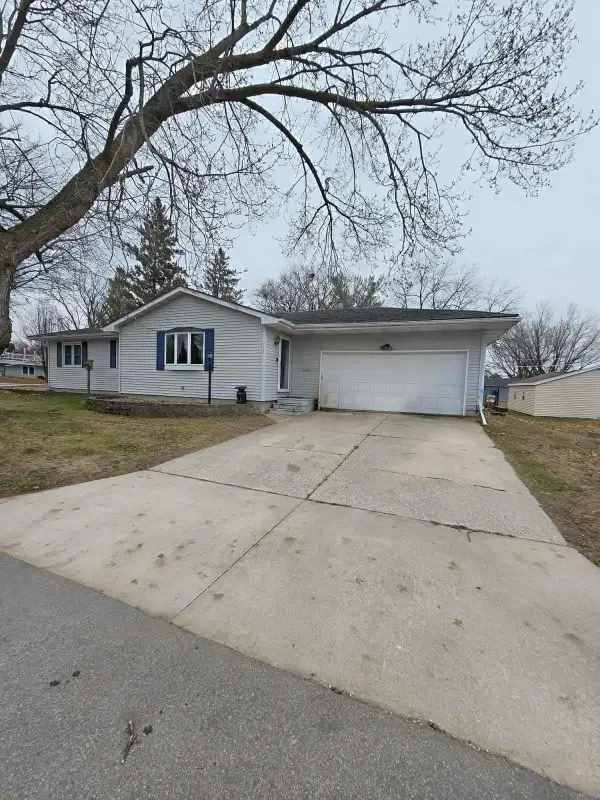 413 4th Ave Ne, Oelwein, IA 50662