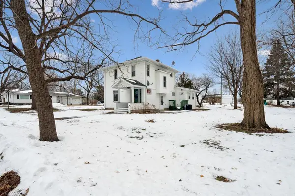 101 Gay St., Delhi, IA 52223