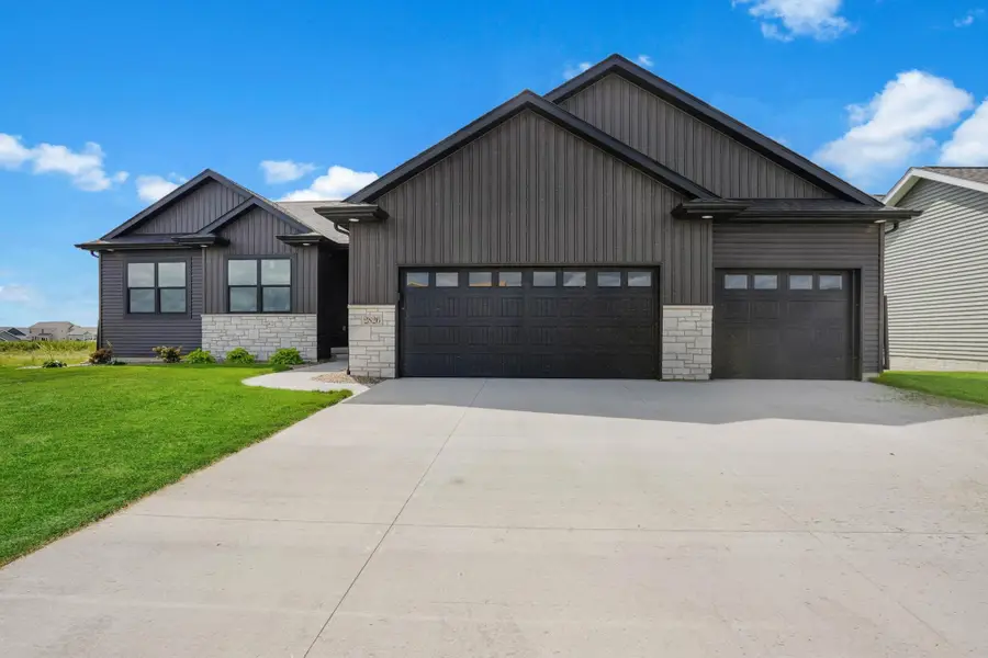 2720 Autumn Woods Drive, Cedar Falls, IA 50613 - Image #2