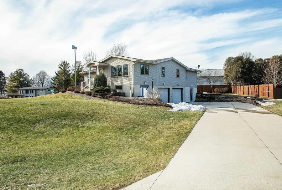 205 Island View Dr, Waverly, IA 50677 - Image #2