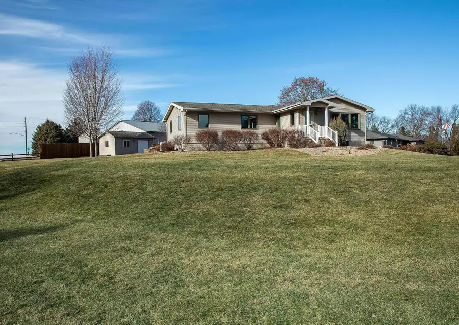 205 Island View Dr, Waverly, IA 50677 - Image #3