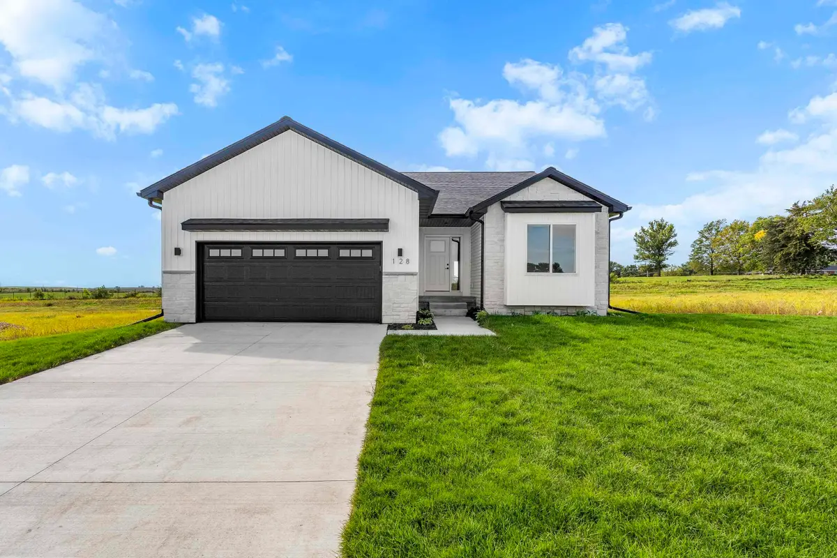 128 Paradise Blvd, Waterloo, IA 50701 - Image #1