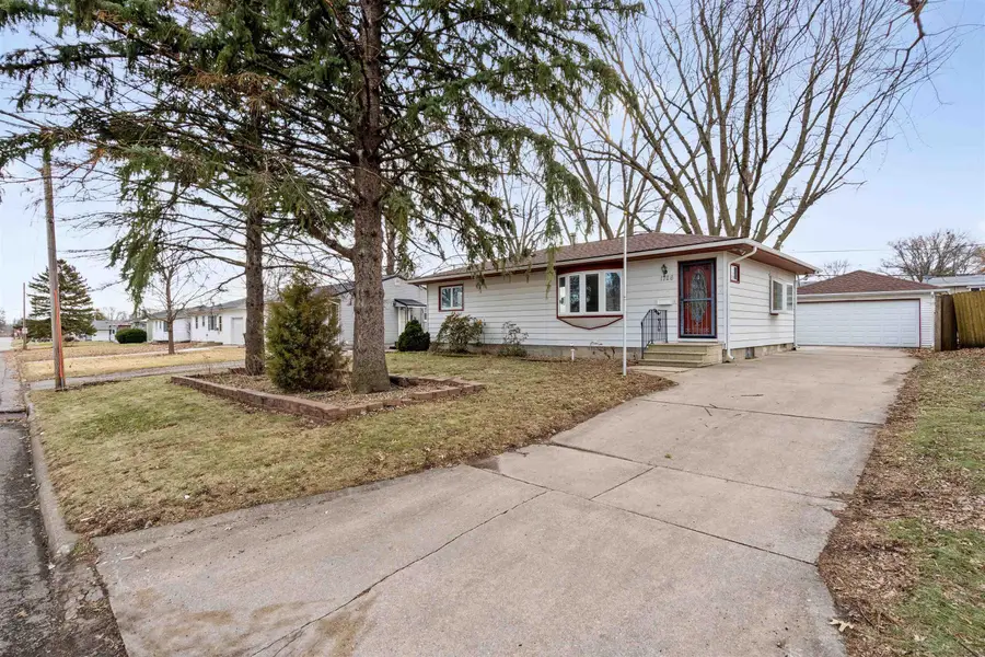 1726 Plymouth Avenue, Waterloo, IA 50702 - Image #2