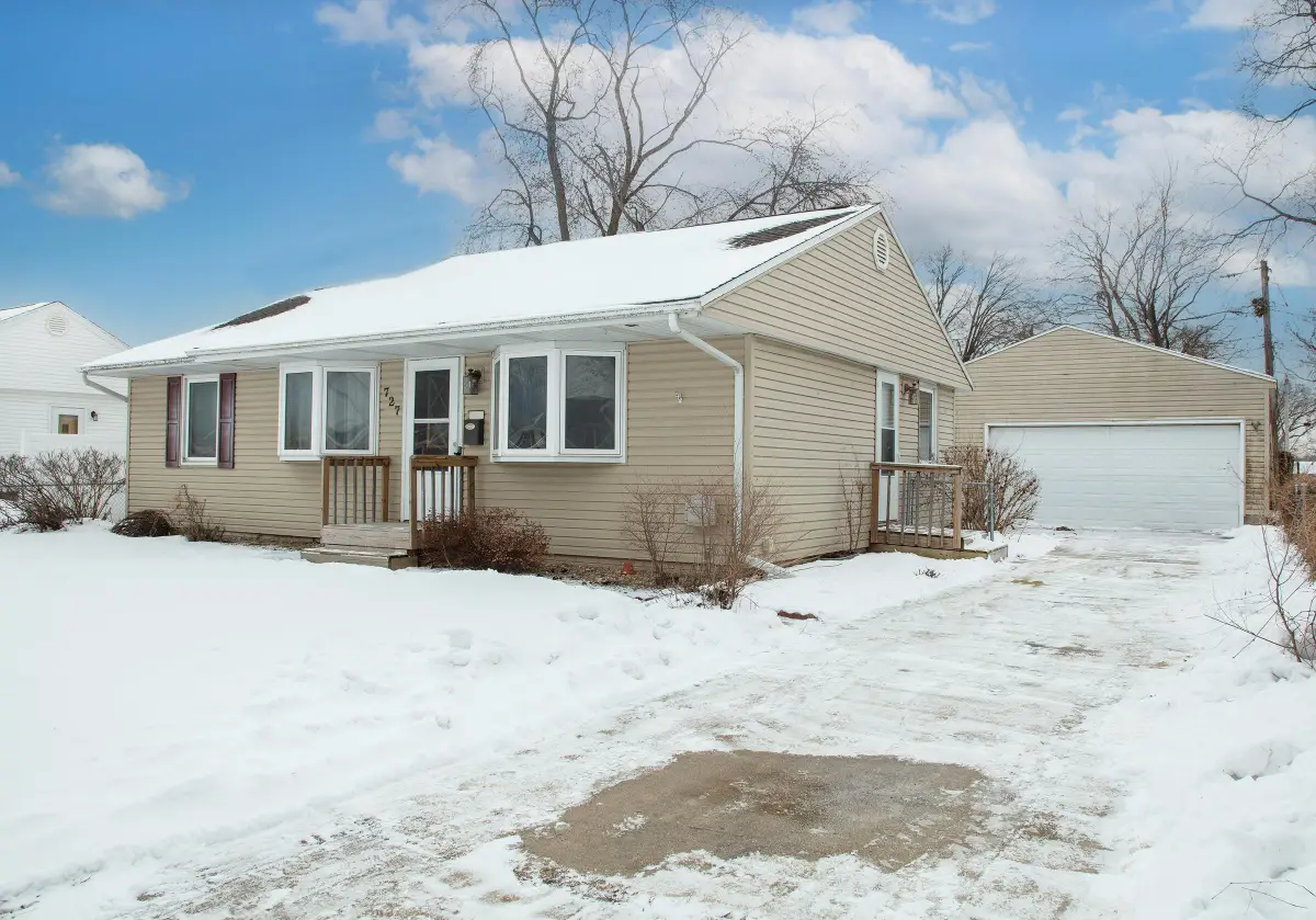 727 Greenbrier Rd, Waterloo, IA 50703 - Image #1