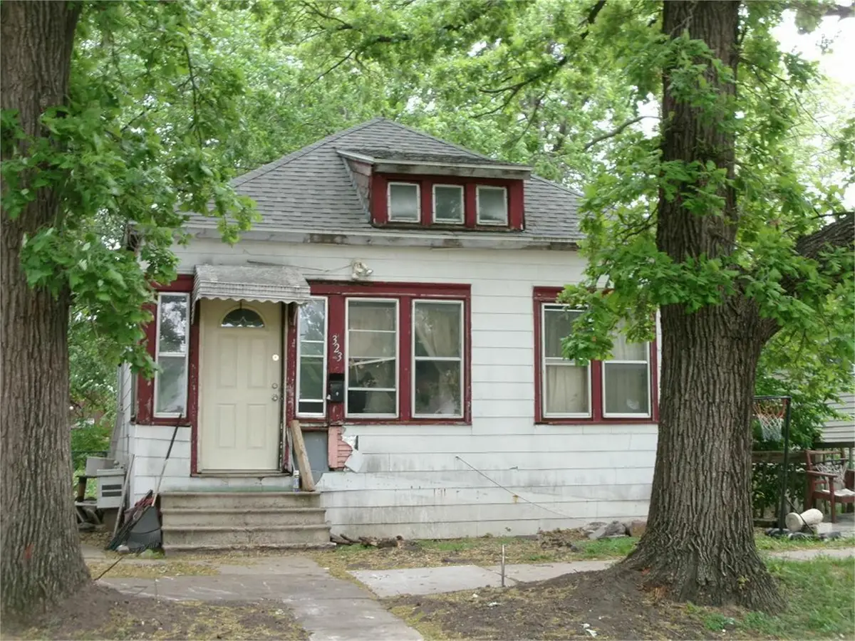 323 Cresent Pl, Waterloo, IA 50703 - Image #1