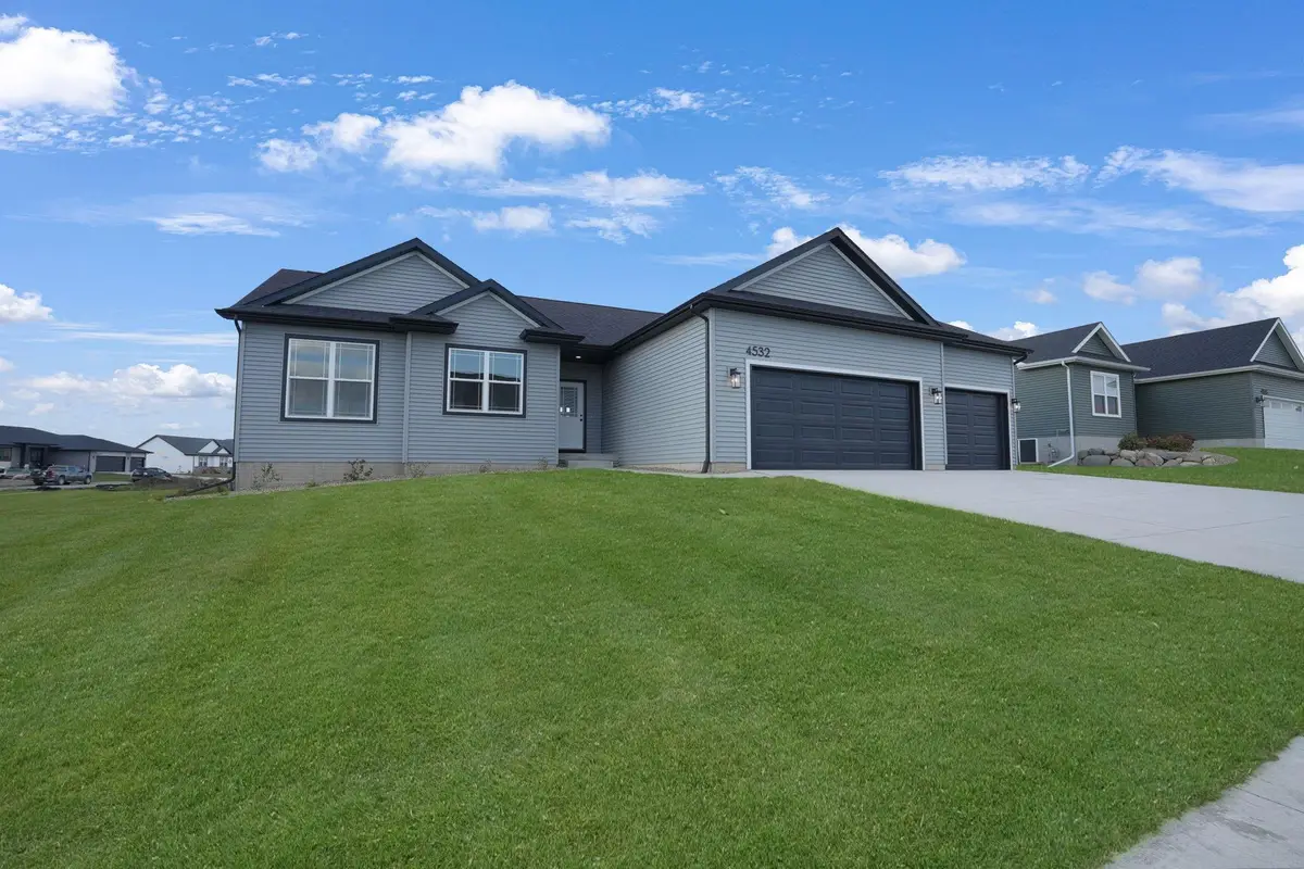 134 Sunbird Court, Waterloo, IA 50701 - Image #1