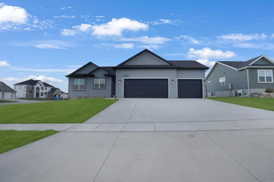 134 Sunbird Court, Waterloo, IA 50701 - Image #2