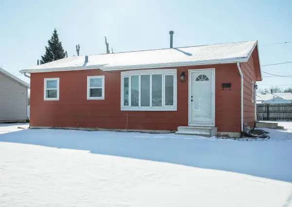 1615 Oakwood Drive, Waterloo, IA 50703