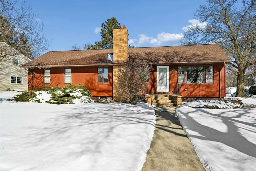 1300 SW 4th Avenue, Waverly, IA 50677 - #3