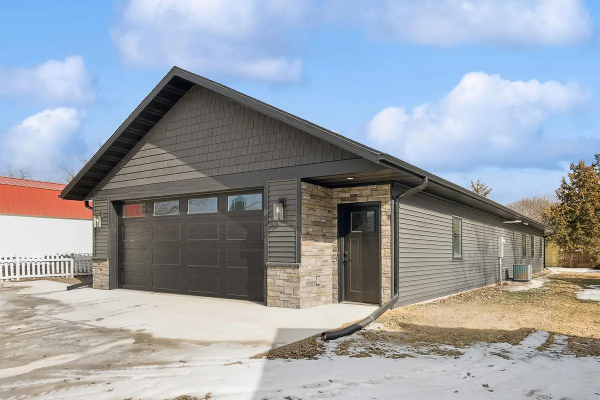 105 9th St Nw, Waukon, IA 52172 - #1