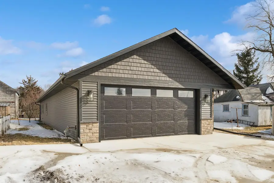 105 9th St Nw, Waukon, IA 52172 - #2
