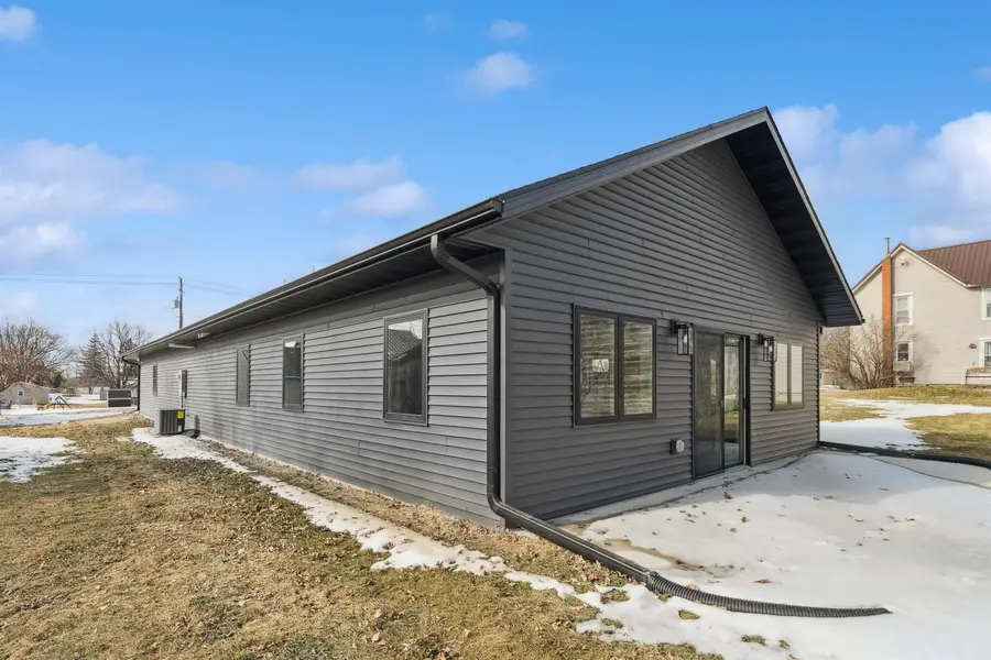 105 9th St Nw, Waukon, IA 52172 - #3