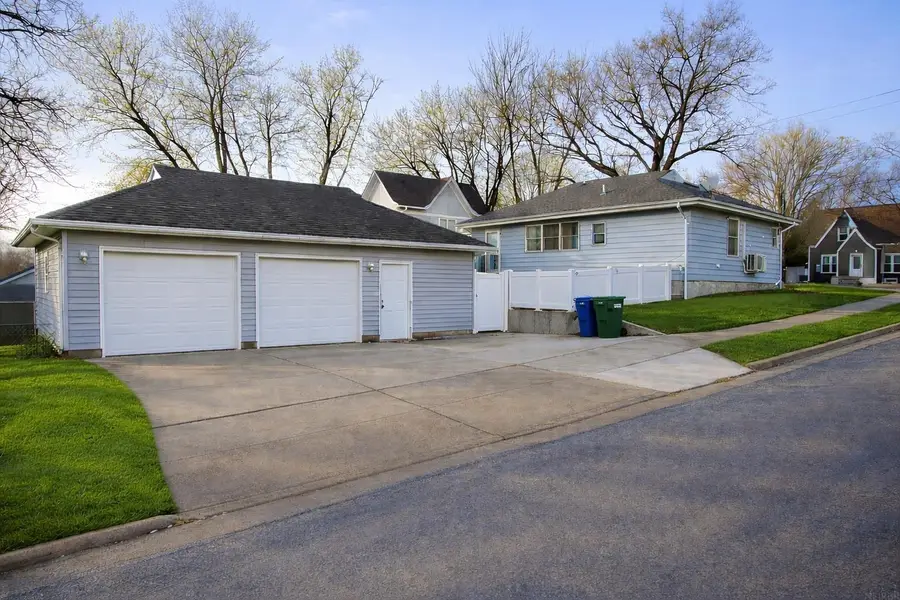 541 E Fayette Street, Denver, IA 50622 - #3