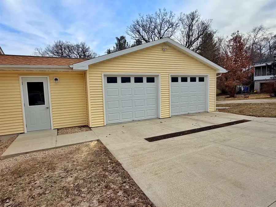 911 Vernon Street, Decorah, IA 52101 - #2