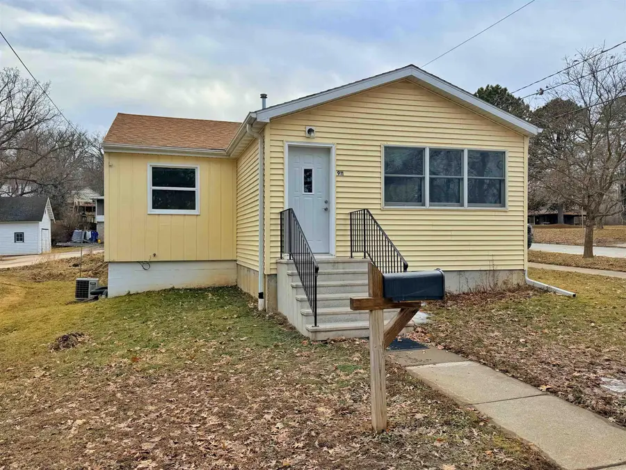 911 Vernon Street, Decorah, IA 52101 - #3