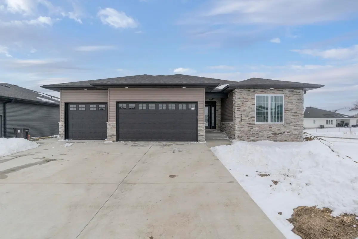 1122 Algonquin Drive, Cedar Falls, IA 50613 - #1