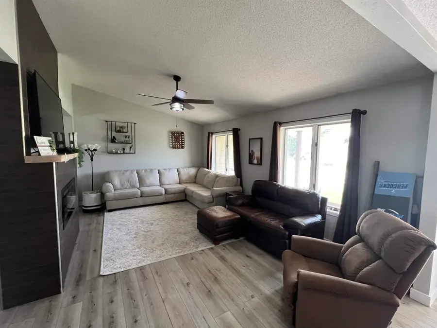 304 E 6th Street, Newhall, IA 52315 - #2