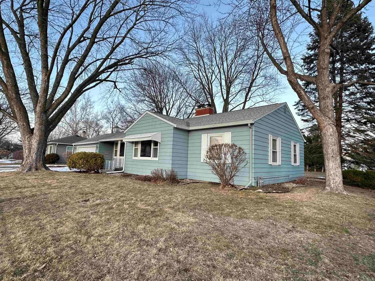 3314 Scenic Dr, Cedar Falls, IA 50613 - #1